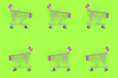 Alışveriş bağımlılığı, sevgilisi ya da Alışverişkoliğin kavramı alışveriş. Birçok küçük boş alışveriş sepetlerini bir desen bir pastel renkli kağıt arka plan üzerinde gerçekleştirin. Düz yatıyordu kompozisyon, üstten görünüm