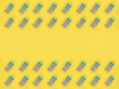 Küçük paslanmaz çelik rende renkli kağıt üzerine pastel yatıyor. Mutfak aksesuarları. Yemek pişirmek için araçlar. Düz yatıyordu üstten görünüm