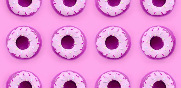 Vele kleine kunststof donuts ligt op een pastel kleurrijke achtergrond. Plat lag minimale patroon. Bovenaanzicht — Stockfoto