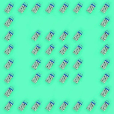 Küçük paslanmaz çelik rende renkli kağıt üzerine pastel yatıyor. Mutfak aksesuarları. Yemek pişirmek için araçlar. Düz yatıyordu üstten görünüm