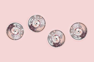 Birçok grafiti çizim yalanlar üzerine bir pastel backgroung renkli sprey kutular kullanılır. Sokak sanatı resim kavramı. En az düz desen yatıyordu. Üstten görünüm