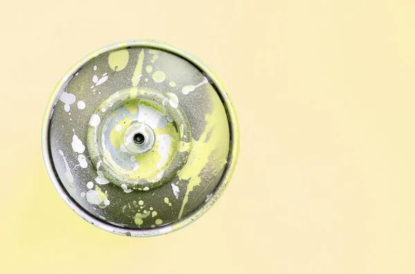 Única lata de spray usado para graffiti desenho encontra-se em um pastel backgroung colorido. Conceito de pintura de arte de rua. Deitado plano mínimo. Vista superior — Fotografia de Stock