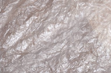 Doku yüzeyinin beyaz buruşuk selofan saydam güneş ışığı. Paketleme, neden olduğu zararlara karşı ürün koruma malzemeleri kavramı