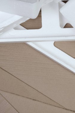 Arka plan görüntüsü ile bej karton kağıt ve strafor kutuları disgarded çöp olarak. Yeni ev aletleri karton kutudan açma kavramı