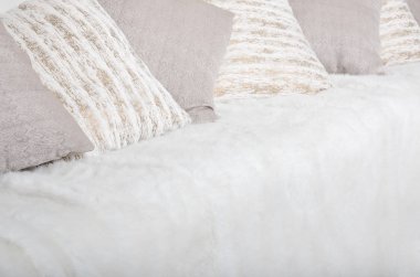 Kanepede büyük peluş duvak ile kaplıdır birçok yastıklar yalan