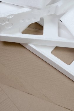 Arka plan görüntüsü ile bej karton kağıt ve strafor kutuları disgarded çöp olarak. Yeni ev aletleri karton kutudan açma kavramı