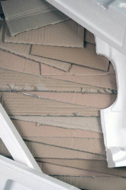 Arka plan resmi bej karton kağıt ve strafor kutuları disgarded çöp olarak bir sürü ile. Yeni ev aletleri karton kutudan açma kavramı