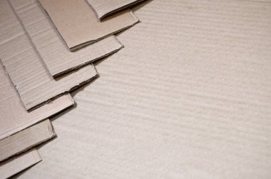 Bir sürü ev aletleri ve posta paketleri taşıma kutuları yapmak için kullanılan bej karton kağıt arka plan görüntüsü. Karton doku