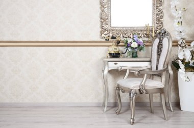 Retro bir iç bir sandalye ve masa, hangi bir parçası bir telefon ve kenarındaki çiçek dolu vazolar. Yukarıdaki tabloda boş resim çerçevesi fotoğrafınız için kilitleniyor