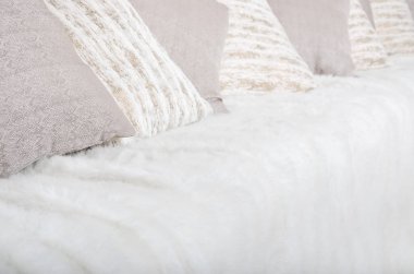 Kanepede büyük peluş duvak ile kaplıdır birçok yastıklar yalan