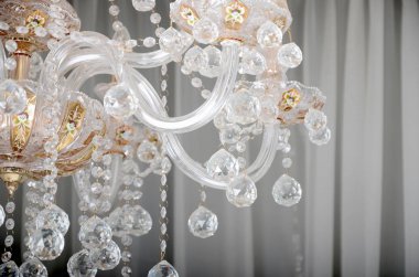 Yakın çekim fotoğraf üzerinde eski avize sahne. Cam rakamlar Parlatıcı ve yüzleri ışıkla yansıtacak