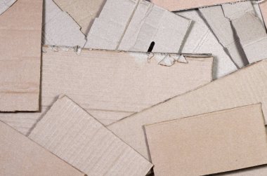Bir sürü ev aletleri ve posta paketleri taşıma kutuları yapmak için kullanılan bej karton kağıt arka plan görüntüsü. Karton doku