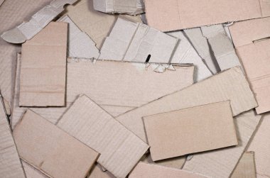 Bir sürü ev aletleri ve posta paketleri taşıma kutuları yapmak için kullanılan bej karton kağıt arka plan görüntüsü. Karton doku