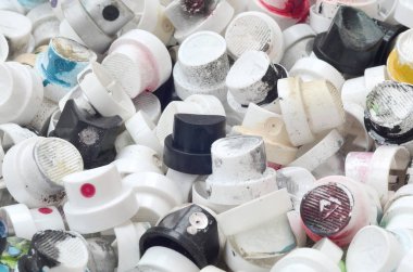 Bir desen çok kullanılan ve sprey boya ile sprey kutular başlıklarından kirli. Arka plan doku duvar grafiti çizim sokak sanatı