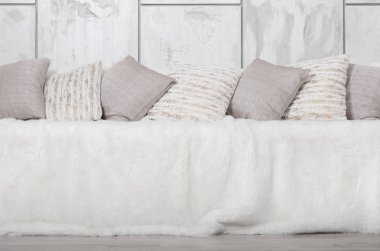 Kanepede bir mermer duvar arka planı büyük bir peluş örtü ile kaplıdır birçok yastıklar yalan