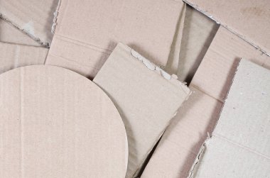 Bir sürü ev aletleri ve posta paketleri taşıma kutuları yapmak için kullanılan bej karton kağıt arka plan görüntüsü. Karton doku