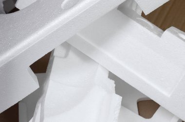 Arka plan görüntüsü ile bej karton kağıt ve strafor kutuları disgarded çöp olarak. Yeni ev aletleri karton kutudan açma kavramı