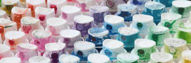 Bir çok farklı renklere bulaşmış grafiti çizim için bir boya püskürtme başlıklarından bir desen. Plastik kapaklar gökkuşağı rengi oluşturan birçok satır düzenlenir