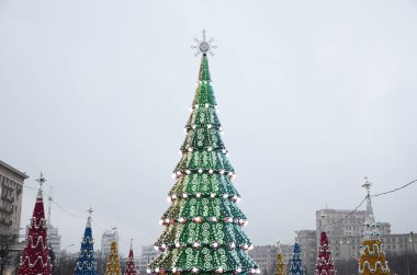 Kharkov, Ukrayna'da özgürlük meydanında büyük bir yapay Noel ağacı duruyor. 2018 yeni yıl