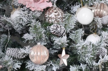 Noel ağacı yakın çekim dekorasyon. Dekorasyon ampul, karlı yeşil çam ağacı, pembe x-mas oyuncak ve ışıklar. Noel ve yeni yıl kutlama arka plan için kullanın