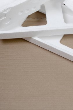 Arka plan görüntüsü ile bej karton kağıt ve strafor kutuları disgarded çöp olarak. Yeni ev aletleri karton kutudan açma kavramı