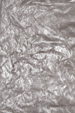 Doku yüzeyinin beyaz buruşuk selofan saydam güneş ışığı. Paketleme, neden olduğu zararlara karşı ürün koruma malzemeleri kavramı