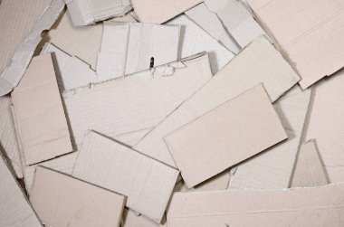 Bir sürü ev aletleri ve posta paketleri taşıma kutuları yapmak için kullanılan bej karton kağıt arka plan görüntüsü. Karton doku