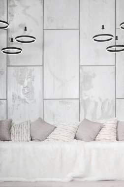 Kanepede bir mermer duvar arka planı büyük bir peluş örtü ile kaplıdır birçok yastıklar yalan