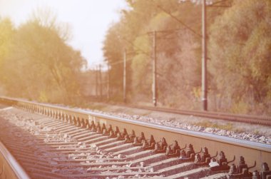 Sonbahar endüstriyel manzara. Yeşil ve sarı sonbahar ağaçları arasında mesafe içine basık demiryolu
