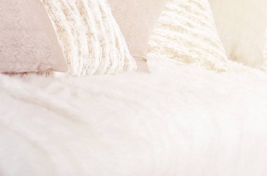 Kanepede büyük peluş duvak ile kaplıdır birçok yastıklar yalan