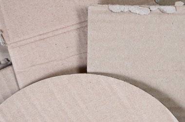 Bir sürü ev aletleri ve posta paketleri taşıma kutuları yapmak için kullanılan bej karton kağıt arka plan görüntüsü. Karton doku