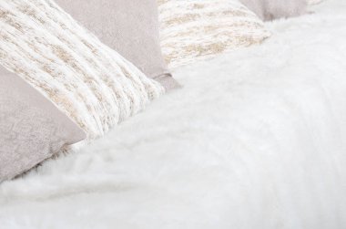 Kanepede büyük peluş duvak ile kaplıdır birçok yastıklar yalan