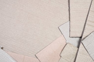 Bir sürü ev aletleri ve posta paketleri taşıma kutuları yapmak için kullanılan bej karton kağıt arka plan görüntüsü. Karton doku