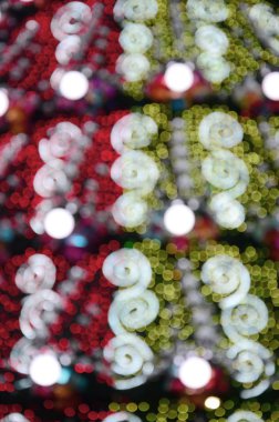 Birçok parlak lambalar ile büyük bir Noel ağacı bulanık parçası. Ufuk bokeh tekniğinde dekore edilmiş Noel ağacı yakın çekim fotoğrafı