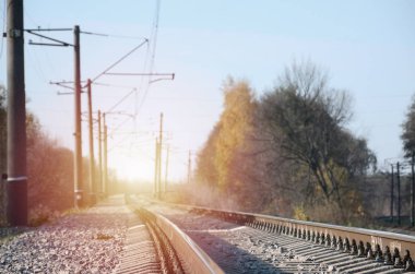 Sonbahar endüstriyel manzara. Yeşil ve sarı sonbahar ağaçları arasında mesafe içine basık demiryolu