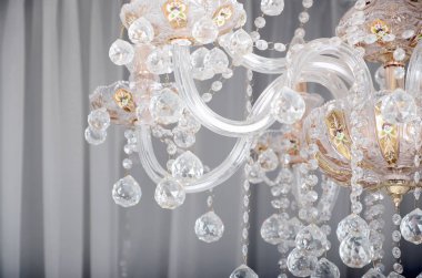 Yakın çekim fotoğraf üzerinde eski avize sahne. Cam rakamlar Parlatıcı ve yüzleri ışıkla yansıtacak