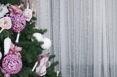 Noel ağacı yakın çekim dekorasyon. Dekorasyon ampul, çam ağacı, pembe x-mas oyuncak ve ışıklar. Noel ve yeni yıl kutlama arka plan için kullanın
