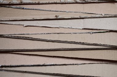 Bir sürü ev aletleri ve posta paketleri taşıma kutuları yapmak için kullanılan bej karton kağıt arka plan görüntüsü. Karton doku