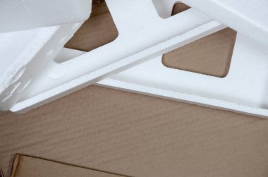 Arka plan görüntüsü ile bej karton kağıt ve strafor kutuları disgarded çöp olarak. Yeni ev aletleri karton kutudan açma kavramı