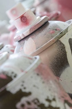 Bir sürü kirli ve kullanılan aerosol kutular parlak pembe boya. Makro fotoğraf alan sığ derinliği ile. Sprey başlığı tarih seçici odak