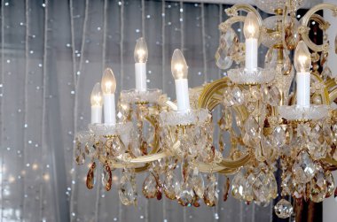 Elektrik aydınlatma için yerleşik lambalar ile bir antik asılı retro avize