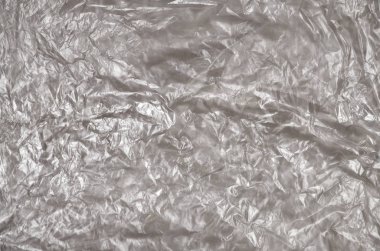 Doku yüzeyinin beyaz buruşuk selofan saydam güneş ışığı. Paketleme, neden olduğu zararlara karşı ürün koruma malzemeleri kavramı
