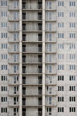 Bir Rus whitestone konut ev birçok pencere ve balkon yapım aşamasında olan duvar inşa dokulu deseni