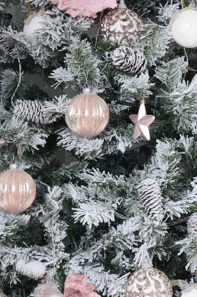 Díszítő Karácsonyi Közelről Izzó Dekoráció Havas Zöld Fenyő Rózsaszín Mas — Stock Fotó
