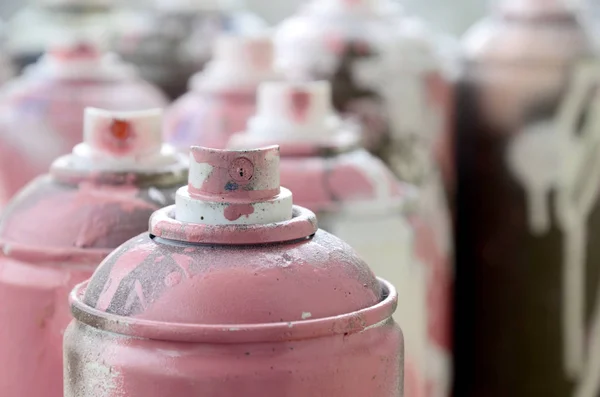 Eine Menge Verschmutzter Und Gebrauchter Spraydosen Mit Knallpinkfarbener Farbe Makroaufnahme — Stockfoto