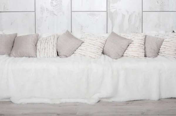 Many Pillows Lie Couch Which Covered Large Plush Veil Background — Stock Photo, Image