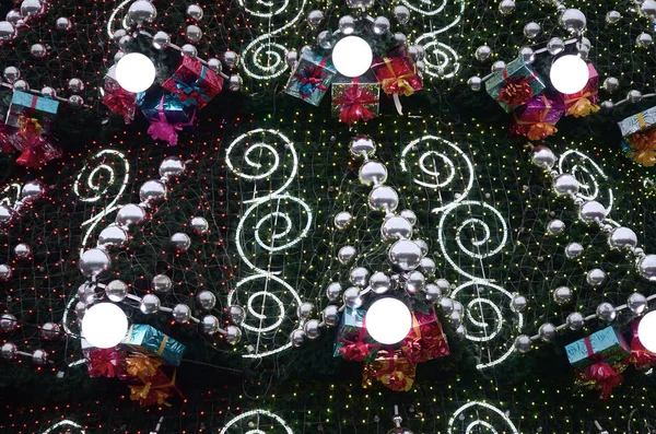 Fragmento Uma Árvore Natal Enorme Com Muitos Ornamentos Caixas Presente — Fotografia de Stock