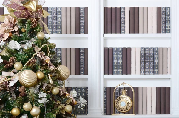 Beautiful Decorated Christmas Tree Background Bookshelf Many Books Different Colors — Stock Photo, Image