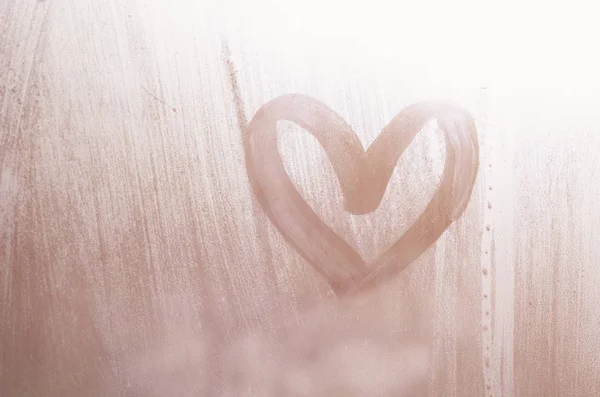 Серцеподібний Малюнок Намальований Пальцем Помилковому Склі Дощову Погоду — стокове фото