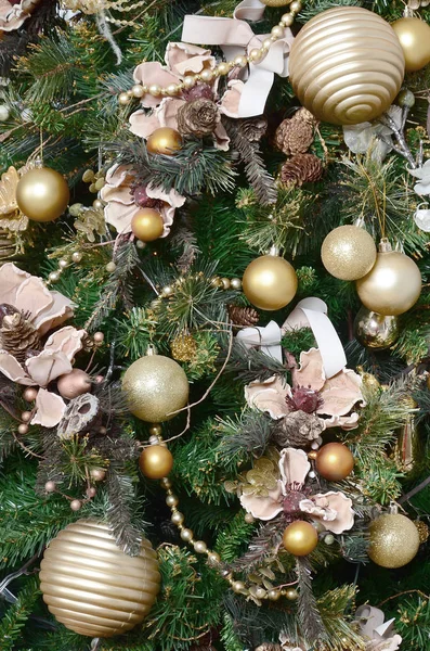 装饰圣诞树关闭 装饰灯泡 绿枞树 金色圣诞玩具和灯 用于圣诞节和新年庆典的背景 — 图库照片